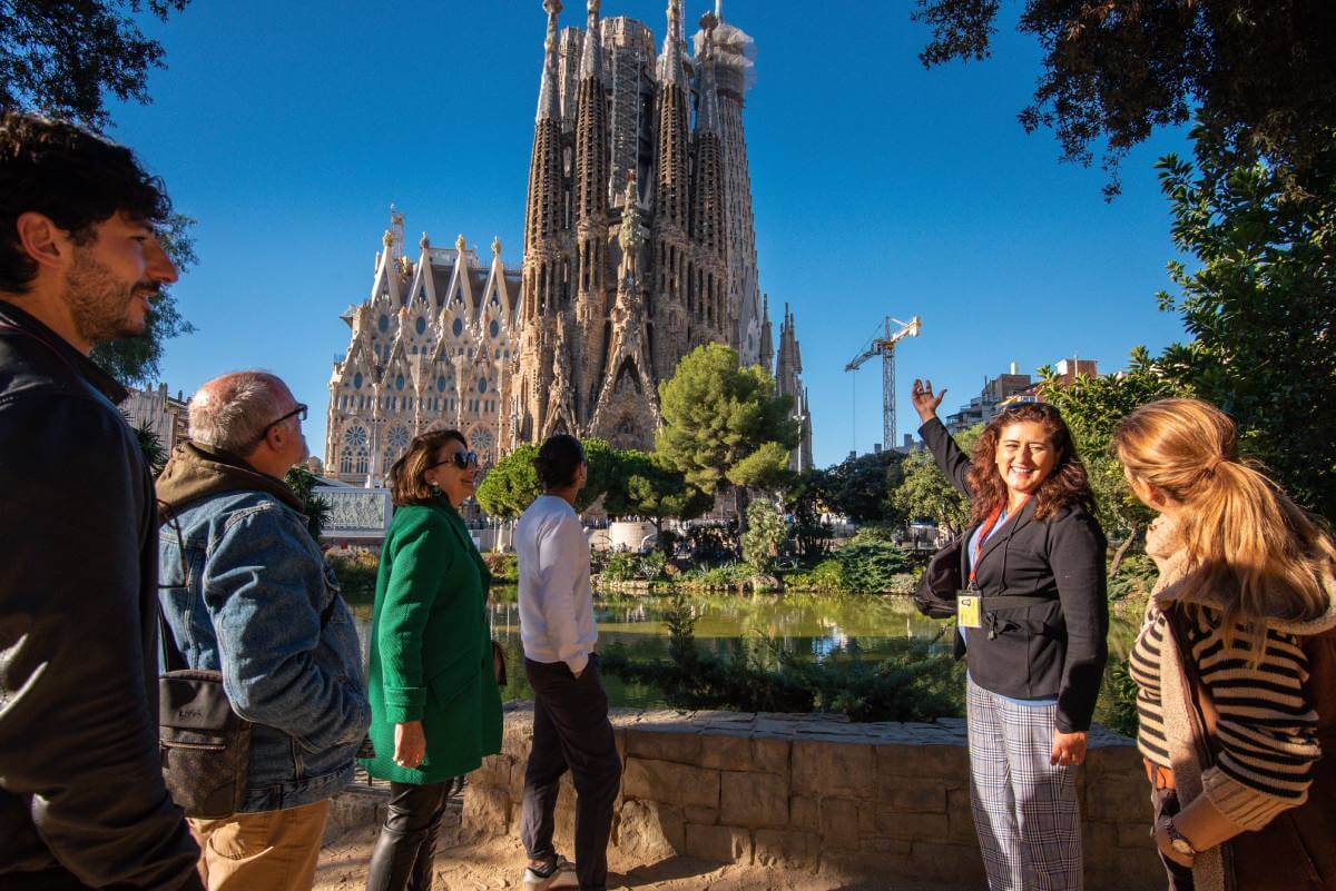 Barcelona highlights private taxi tour